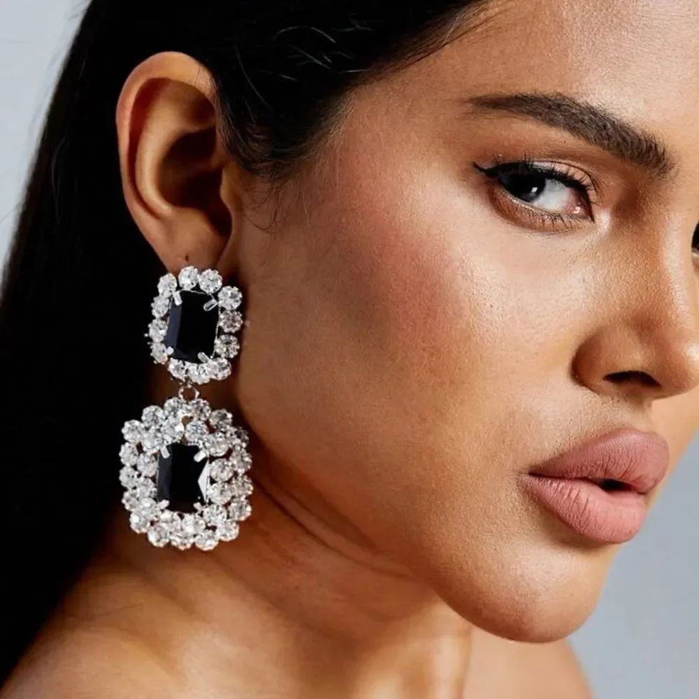 Black statement earring drop A251